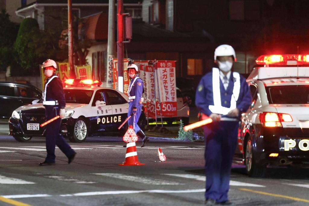Polizisten in Nakano in der Nähe eines Gebäudes, in dem sich der Täter Mann verschanzt hat. - Foto: Takuto Kaneko/Kyodo News/AP/dpa