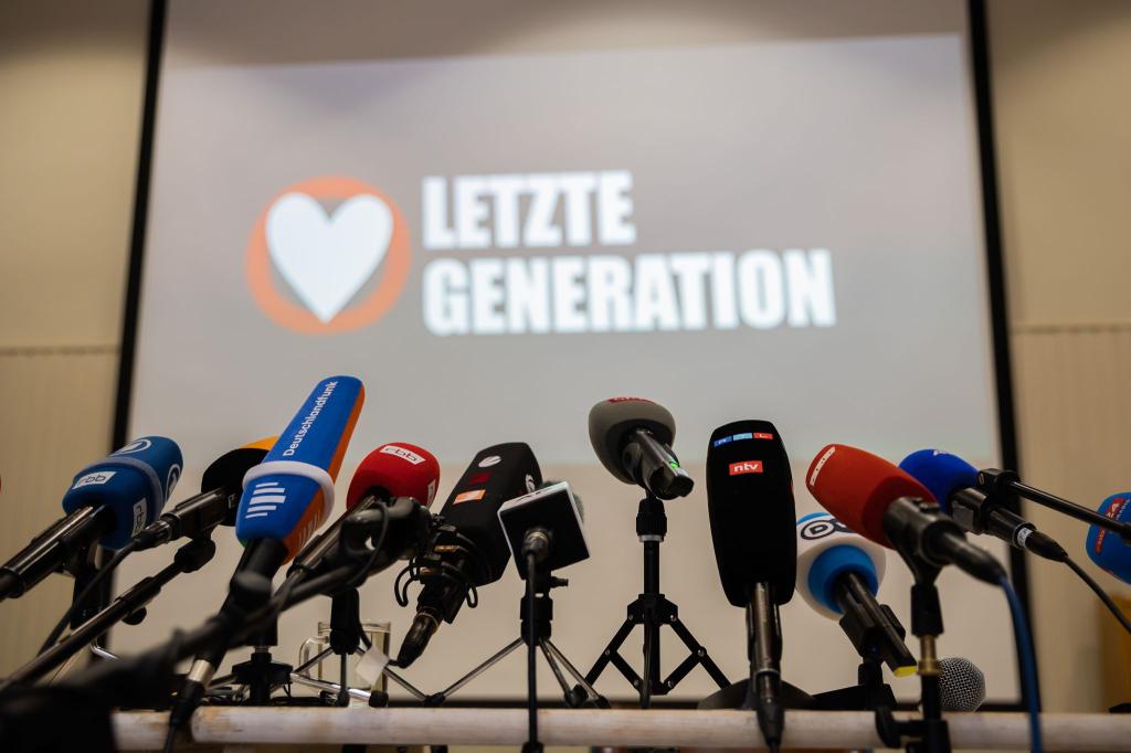 Die Klimaschutz-Aktivisten lenken mit Klebeaktionen an Kunstwerken und Verkehrsblockaden Aufmerksamkeit auf sich. - Foto: Christoph Soeder/dpa