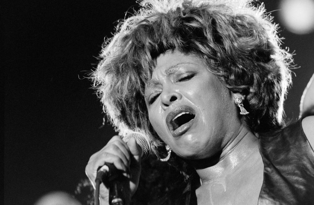 Die US-Sängerin Tina Turner singt im St. Jakob Stadion in Basel (1993). - Foto: Adv Archiv/Alessandro Della Vall/KEYSTONE/dpa