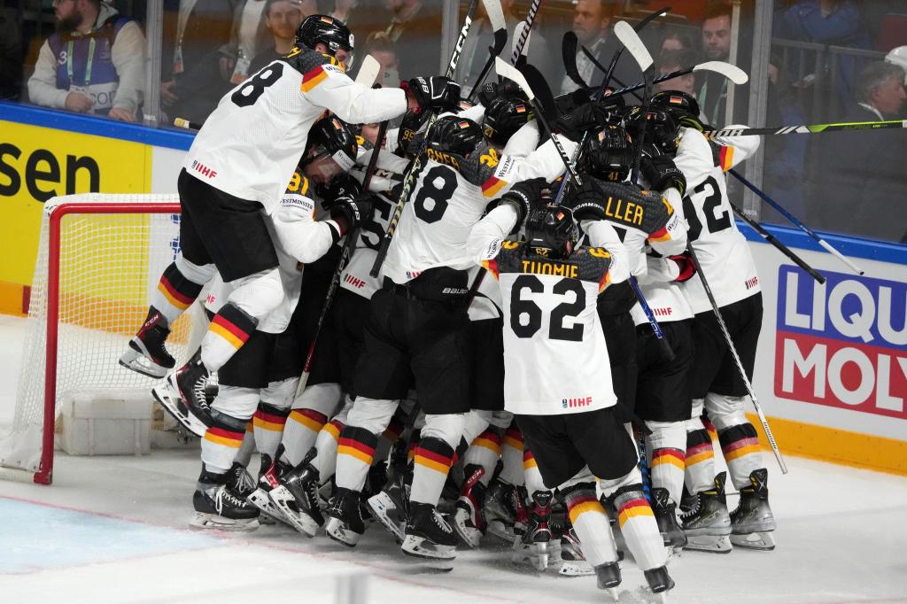 Das DEB-Team ist bei der WM ins Halbfinale eingezogen. - Foto: Roman Koksarov/AP/dpa