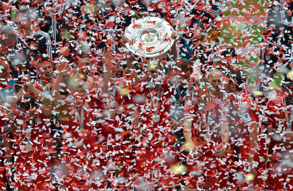 Die Spieler des FC Bayern München jubeln 2013 mit der Meisterschale. - Foto: Peter Kneffel/dpa