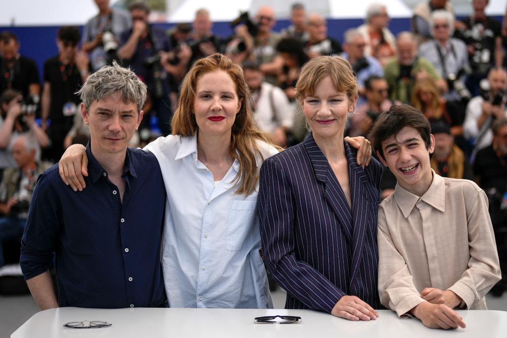 Schauspieler Swann Arlaud (l-r), Regisseurin Justine Triet, Sandra Hüller und Milo Machado Graner stellen den Film «Anatomy of a Fall» («Anatomie d’une chute») bei den 76. Internationalen Filmfestspielen in Cannes vor. - Foto: Daniel Cole/AP/dpa