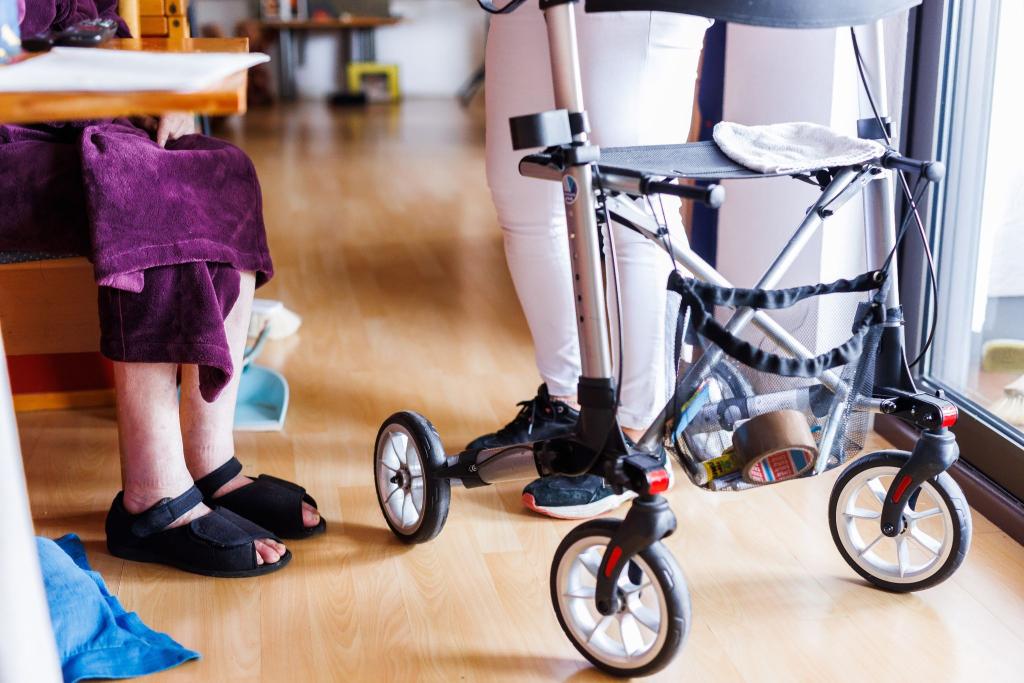 Pflege im Heim: Die Anfang vergangenen Jahres eingeführte Entlastungszuschläge für Bewohnerinnen und Bewohner sollen erhöht werden. - Foto: Philipp von Ditfurth/dpa