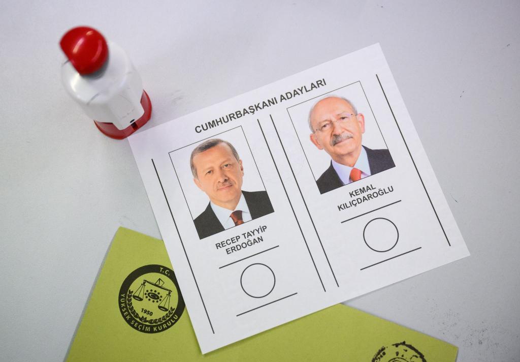Recep Tayyiper Erdogan (l.) vs. Kemal Kilicdaroglu: Ein Wahlzettel für die türkische Stichwahl um die Präsidentschaft. - Foto: Julian Stratenschulte/dpa