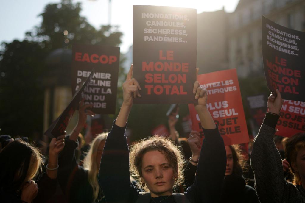 Umweltaktivisten protestieren gegen das Pipeline-Vorhaben des französischen Öl- und Gasriesen TotalEnergies. - Foto: Thibault Camus/AP/dpa