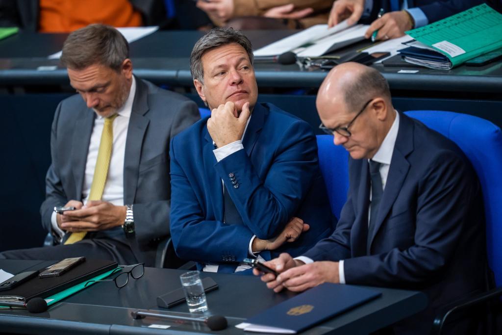 Finanzminister Christian Lindner neben Wirtschaftsminister Robert Habeck und Bundeskanzler Olaf Scholz (v.l.n.r.) während einer Bundestagssitzung. - Foto: Michael Kappeler/dpa