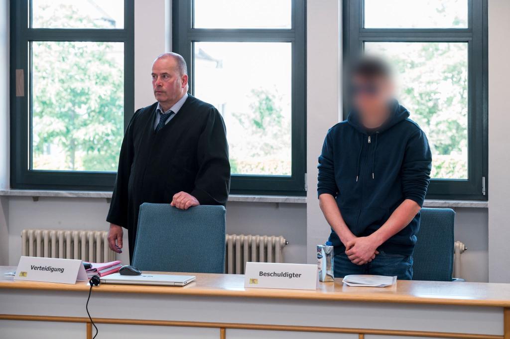 «Gefestigte judenfeindliche und rechtsextreme Geisteshaltung»: Der Beschuldigte (r.) und sein Anwalt. - Foto: Daniel Vogl/dpa