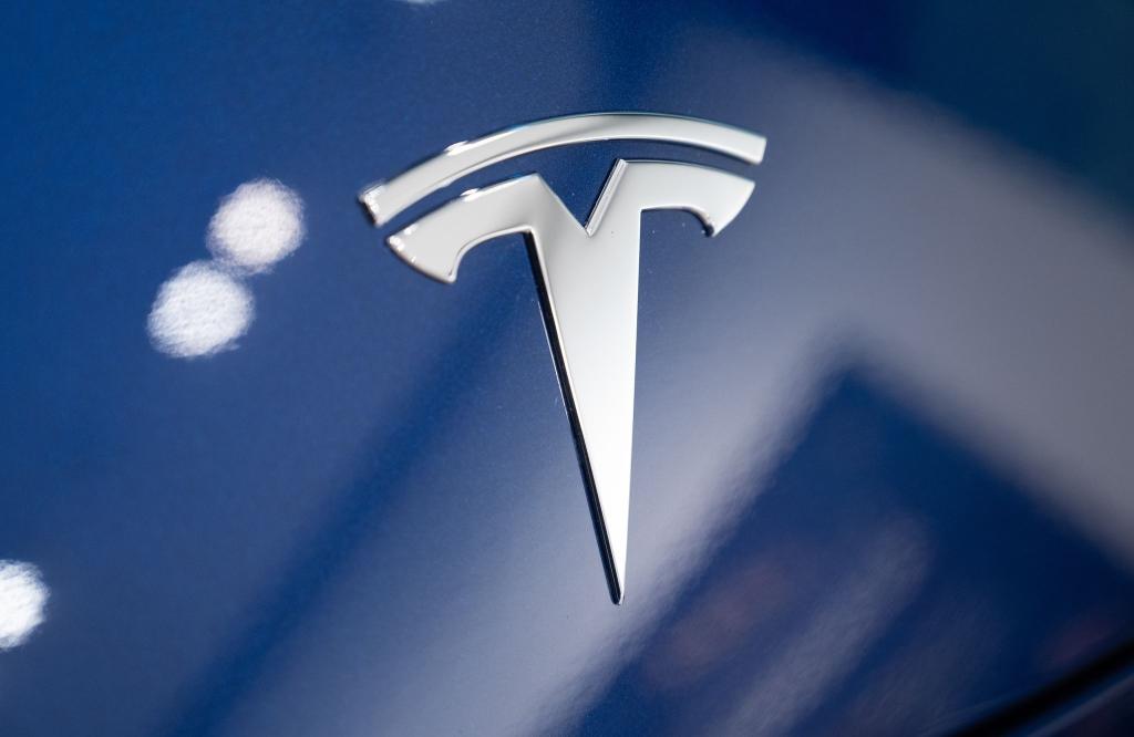 Tesla will rechtliche Schritte gegen einen verdächtigten Ex-Mitarbeiter einleiten. - Foto: Christophe Gateau/dpa