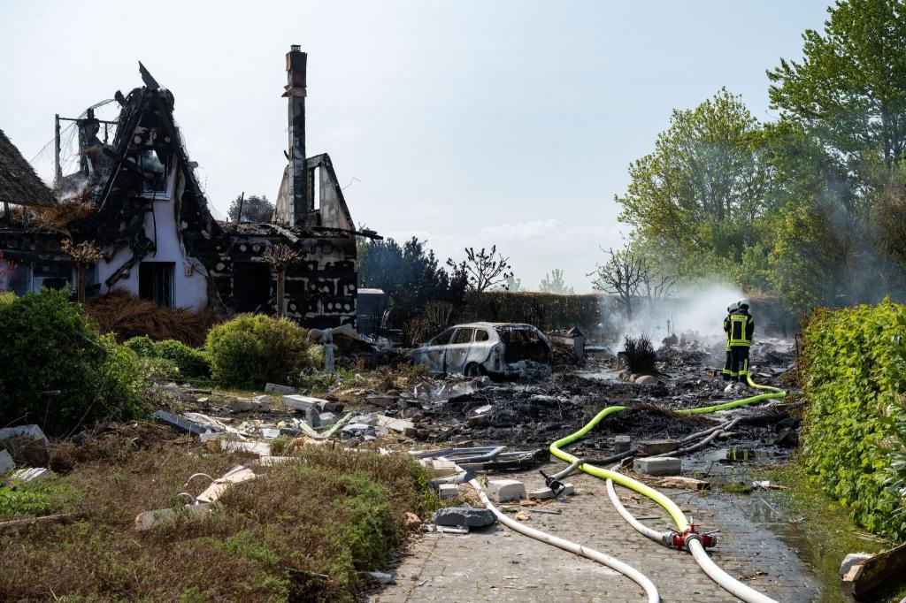 Die Feuerwehr arbeitet am Brandort auf der Insel Rügen. - Foto: Stefan Sauer/dpa