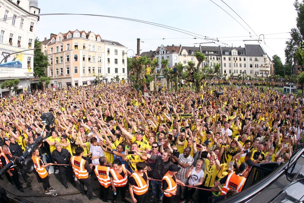 In Dortmund werden im Falle des Meistertitels mehr als 200.000 Fans erwartet. - Foto: Ina Fassbender/dpa