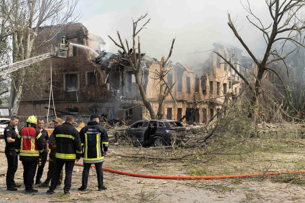 Feuerwehrleute und Rettungskräfte in der Nähe der völlig zestörten Klinik in Dnipro. - Foto: J. Daniel Hud/ZUMA/dpa