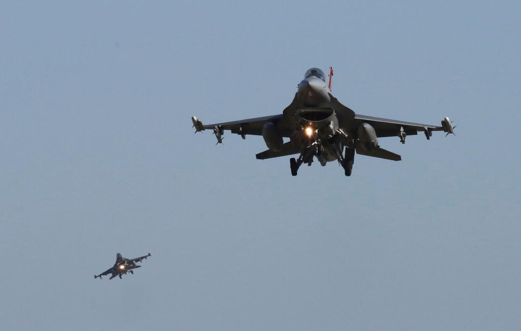 F-16-Kampfjets der US-Luftwaffe während einer Luftwaffenübung. - Foto: Ahn Young-joon/AP/dpa