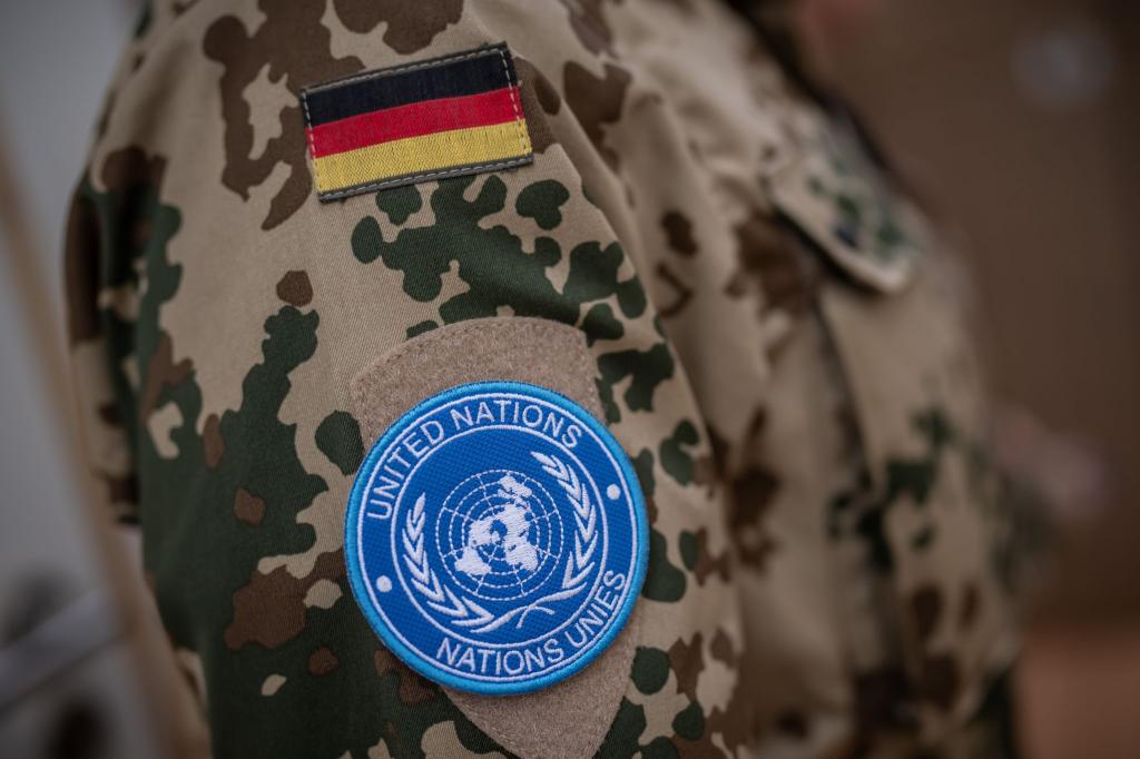 Das Schulterpatch der MINUSMA Mission der Vereinten Nationen UN an einem Bundeswehr Soldaten im Bundeswehr Feldlager Camp Castor. - Foto: Michael Kappeler/dpa