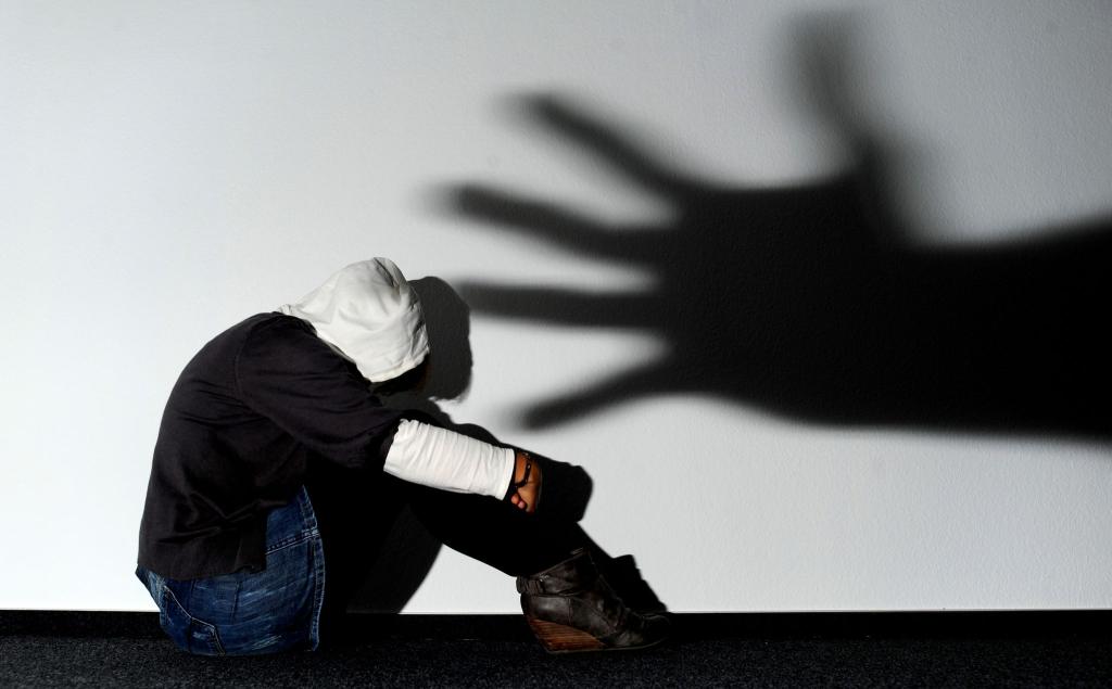Einem 34-Jährigen aus Marburg wird vorgeworfen, Kinder sexuell missbraucht zu haben. Er wurde in Untersuchungshaft gebracht. - Foto: Julian Stratenschulte/dpa
