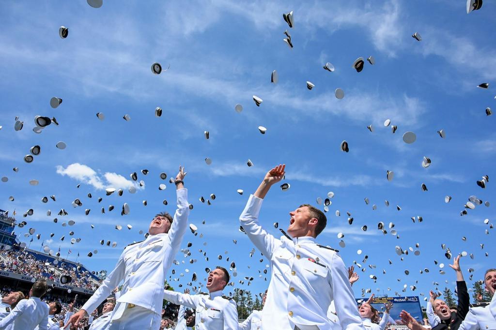 Absolventen der U.S. Naval Academy werfen ihre Hüte am Ende der Abschlusszeremonie der Akademie in die Luft. - Foto: Jerry Jackson/The Baltimore Sun/AP