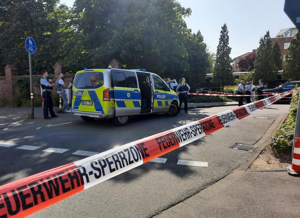 Die Polizei hat den Bereich des Schusswechsels abgesperrt. - Foto: Sascha Thelen/dpa