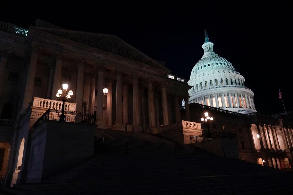 Lichter erhellen das Kapitol in Washington. - Foto: Patrick Semansky/AP/dpa