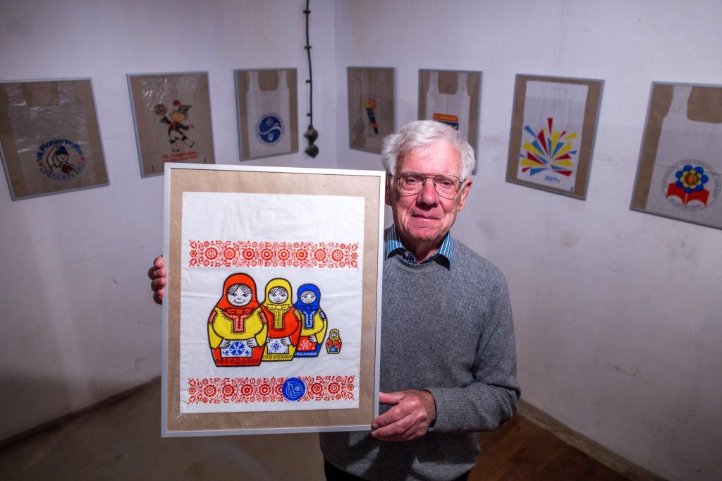 Dieter Luchs, Sammler von DDR-Einkaufstüten, zeigt eine Plastiktüte mit dem Matrjoschka-Motiv. - Foto: Jens Büttner/dpa