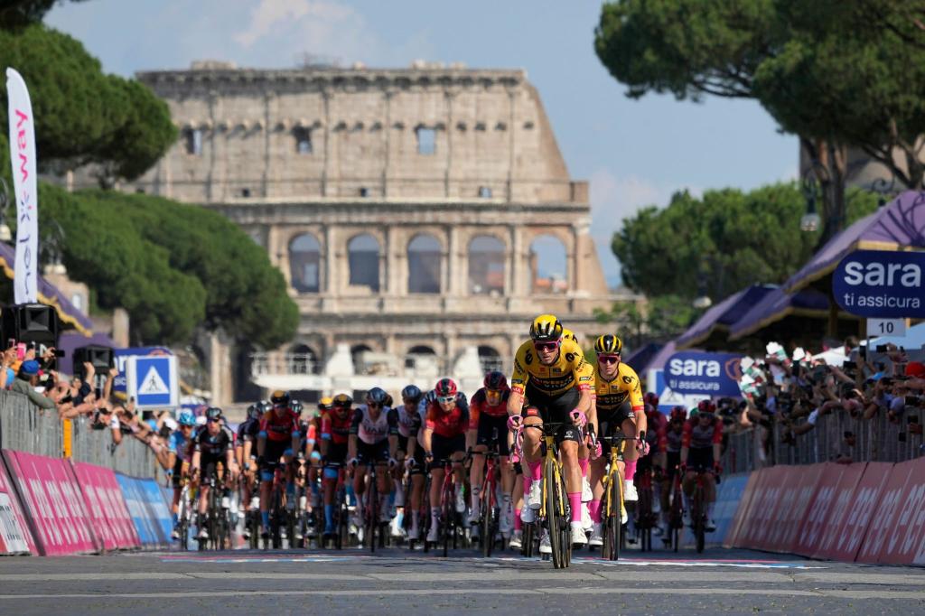Auf der 21. Etappe der Giro d’Italia fahren die Teilnehmer vor historischer Kulisse durch Rom. - Foto: Gian Mattia D'Alberto/LaPresse/AP/dpa