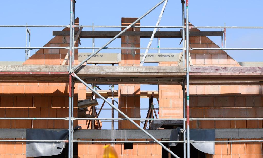 Bevor mit dem Bau eines Hauses angefangen werden kann, muss das Grundstück gekauft werden. Damit ist auch die Grunderwerbsteuer fällig. - Foto: Julian Stratenschulte/dpa