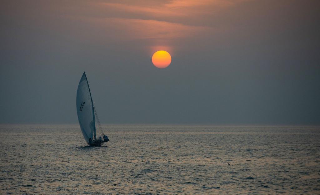 Vor Beginn der Langstreckenregatta Al Gaffal, trainiert eine Dau, ein traditionelles Holzsegelboot, mit der Nummer 33 in Dubai. - Foto: Martin Dokoupil/ZUMA Press Wire/dpa