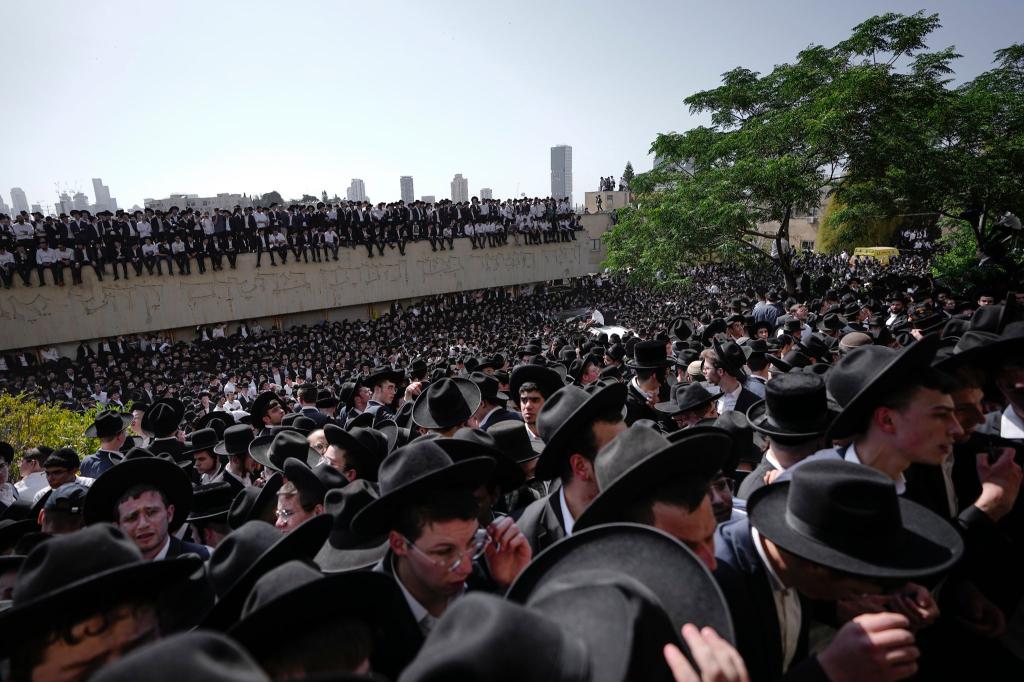 Zehntausende ultraorthodoxe Juden nehmen an der Beerdigung von Rabbiner Gershon Edelstein teil. Der 100-jährige Edelstein war ein führendes Mitglied der litauischen ultra-orthodoxen Gemeinde in Israel. - Foto: Ariel Schalit/AP/dpa