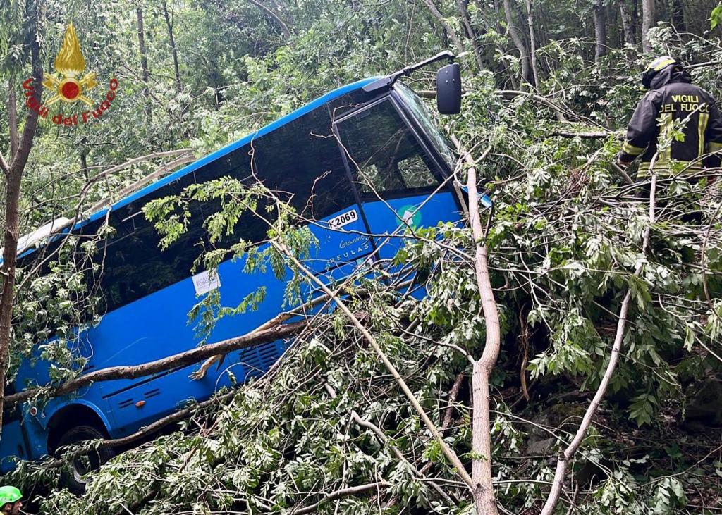 Bei einem Busunfall in Italien sind mindestens drei Menschen verletzt worden. - Foto: -/Vigili del Fuoco/dpa