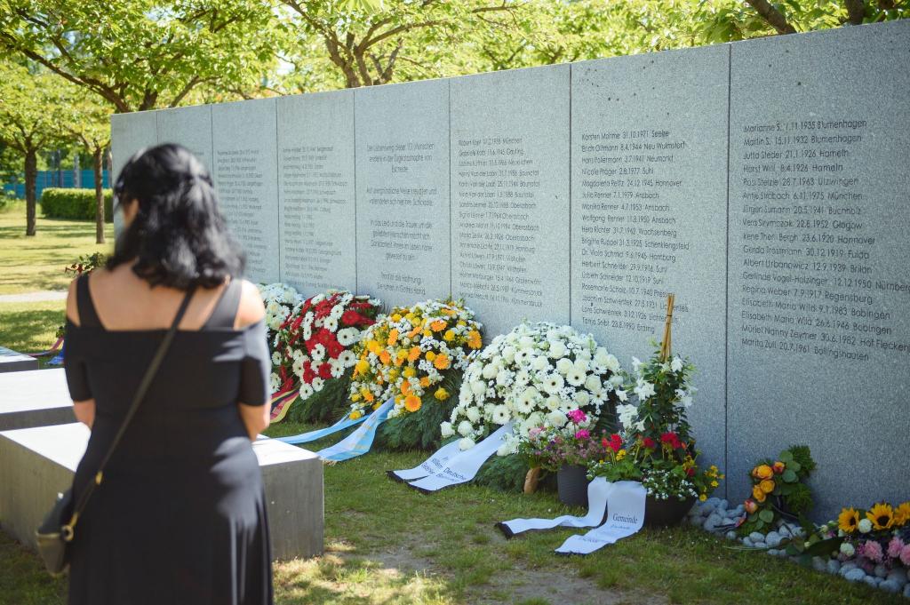 Eine Frau steht am 25. Jahrestag in der Gedenkstätte vor der Gedenktafel der Opfer des ICE-Unglücks von Eschede. - Foto: Gregor Fischer/dpa