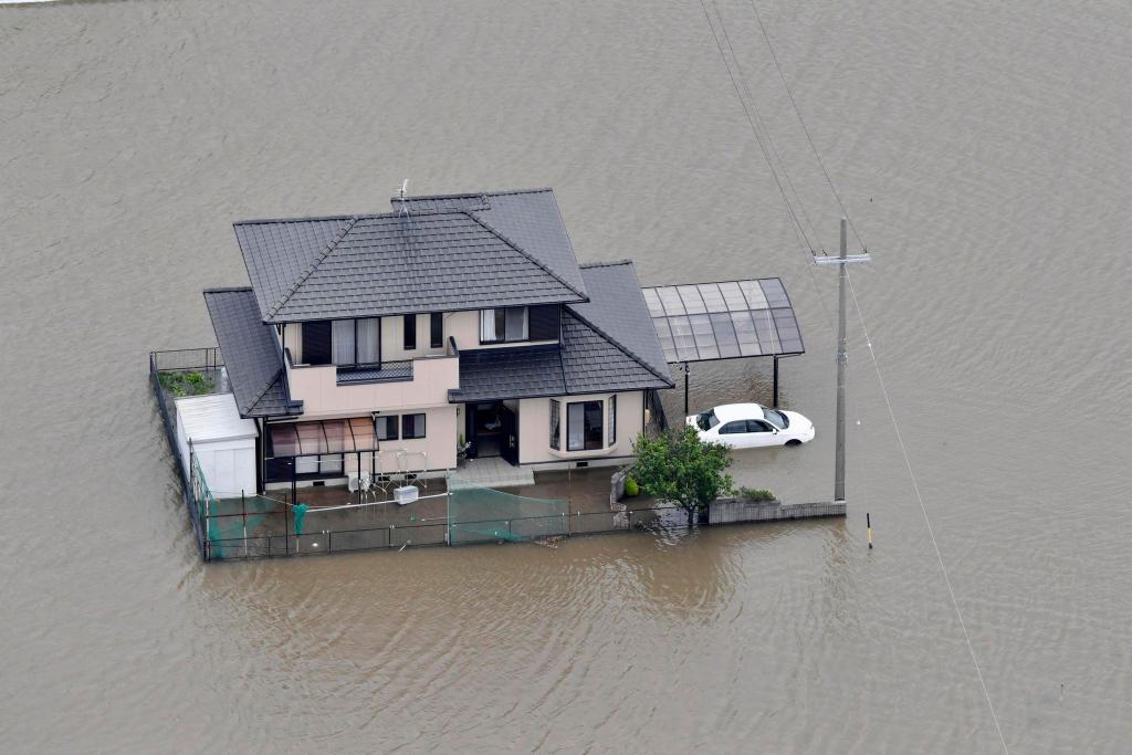 Ein vom Hochwasser umschlossenes Haus in Toyokawa. - Foto: Uncredited/Kyodo News/AP/dpa