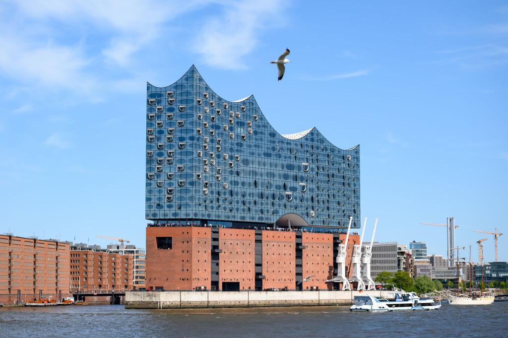Ein blauer Himmel über der Elbphilharmonie. - Foto: Jonas Walzberg/dpa