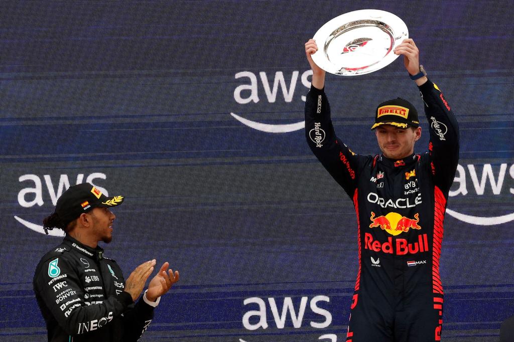 Lewis Hamilton applaudiert dem Sieger: Der Formel-1-Weltmeister Max Verstappen hat den Großen Preis von Spanien gewonnen und seine WM-Führung weiter ausgebaut. - Foto: Joan Monfort/AP