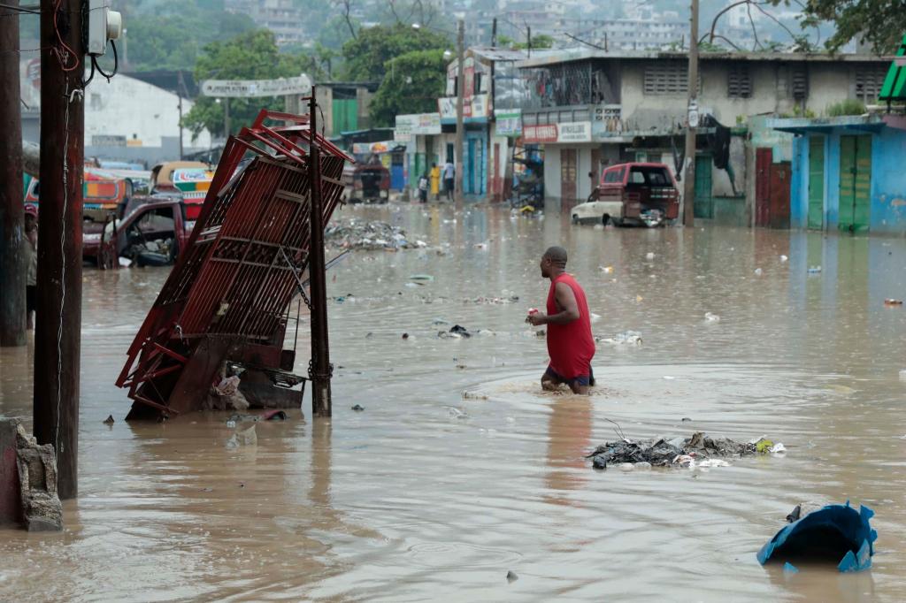 Heftiger Regen hat im Karibikstaat Haiti zu schweren Überschwemmungen geführt - so wie hier in der Hauptstadt Port-au-Prince. - Foto: Odelyn Joseph/AP