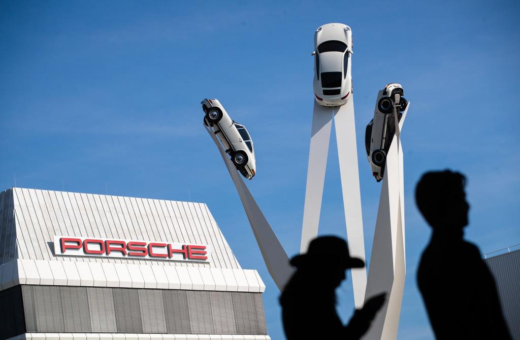 Die 911-Fahrzeuge zählen bei Porsche zu den Klassikern. - Foto: Christoph Schmidt/dpa