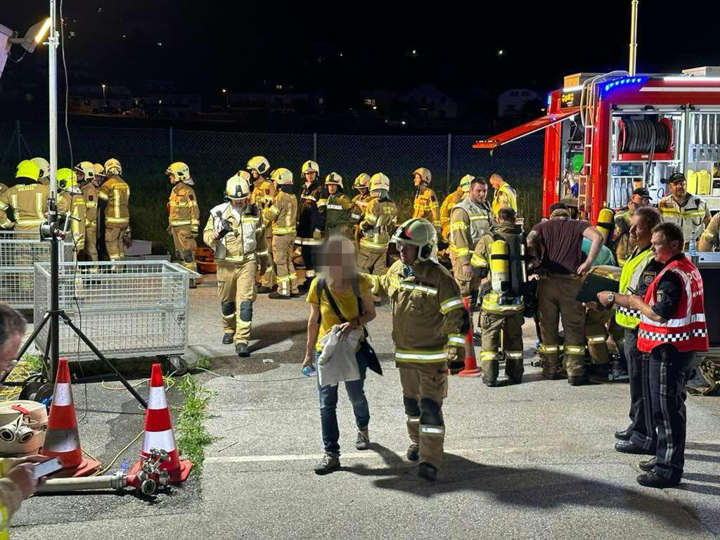 Rettungskräfte sind nach dem Brand im Einsatz. 151 Passagiere wurden aus dem Tunnel evakuiert, Schwerverletzte waren vorerst nicht bekannt. - Foto: Zoom.Tirol/APA/dpa