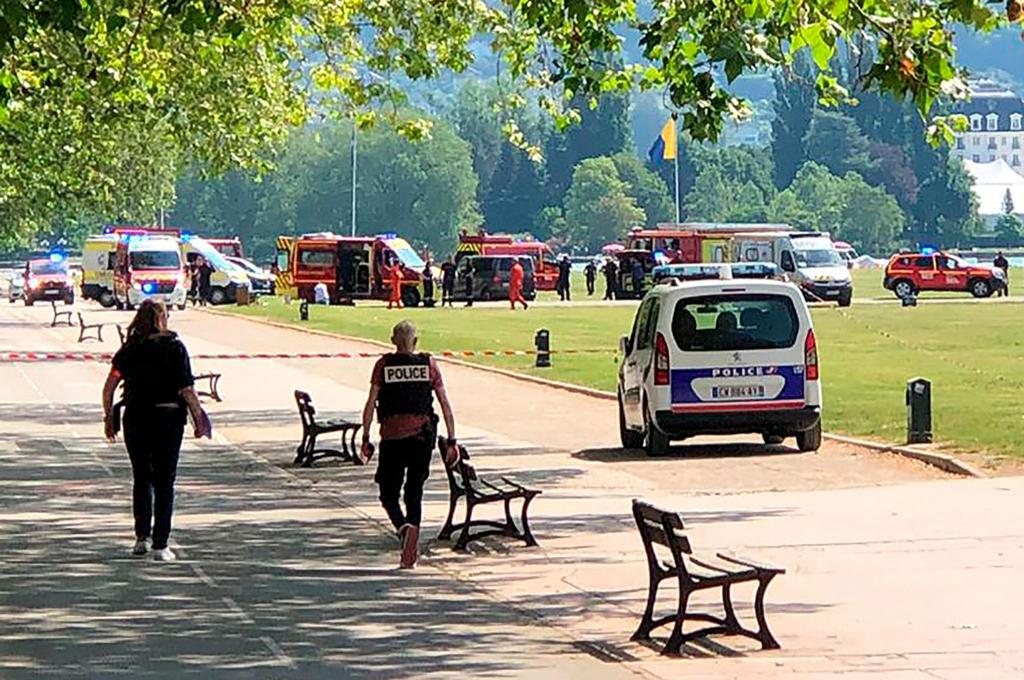 Polizisten und Rettungskräfte am Tatort in Annecy. - Foto: Florent Pecchio/L'Essor Savoyard/AP/dpa