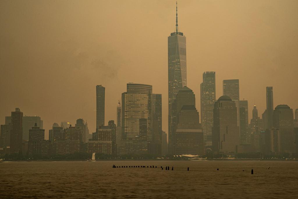 Die Skyline von Manhattan ist teilweise vom Rauch der kanadischen Waldbrände verdeckt. - Foto: Matt Davies/PX Imagens via ZUMA Press Wire/dpa