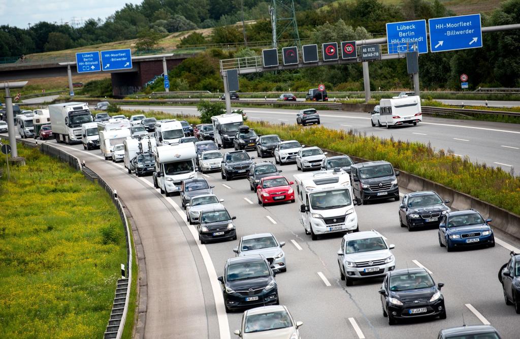 Stockender Verkehr auf der Autobahn A1 bei Moorfleet im August. - Foto: Daniel Bockwoldt/dpa