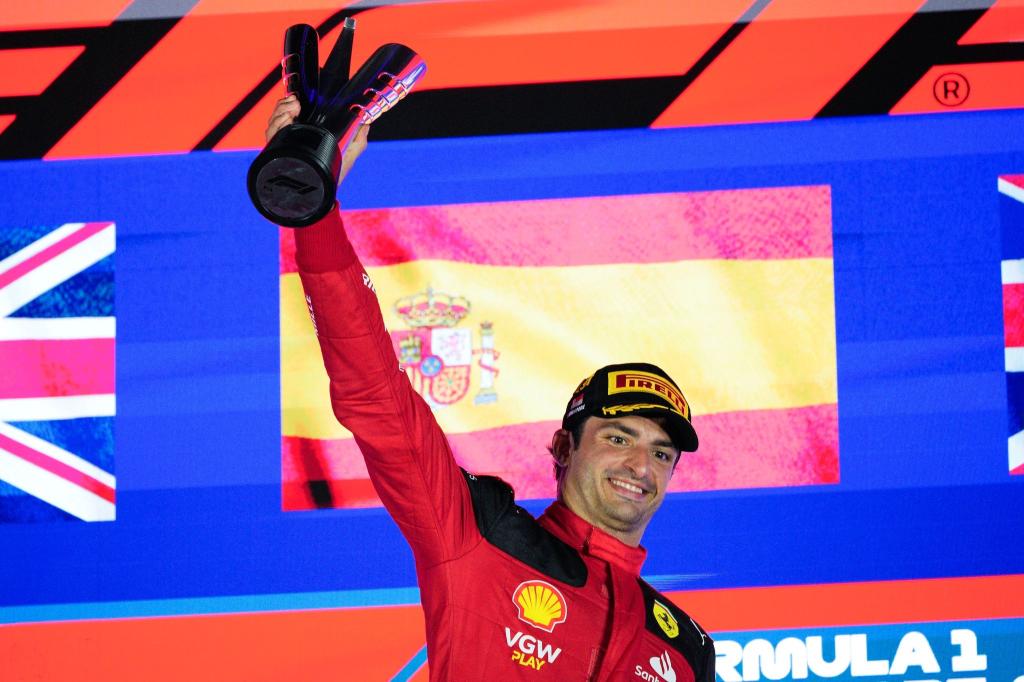 Ferrari-Pilot Carlos Sainz hat den Großen Preis von Singapur gewonnen. - Foto: Vincent Thian/AP/dpa