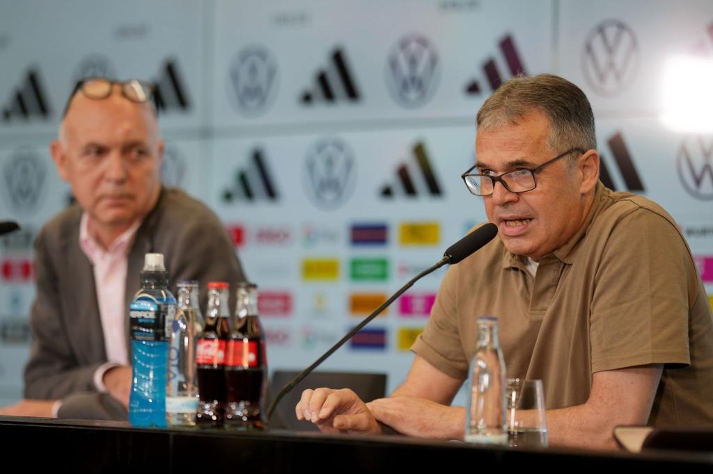 DFB-Präsident Bernd Neuendorf stellt in einer Pressekonferenz in Frankfurt Andreas Rettig (r) als neuen DFB-Geschäftsführer Sport vor. - Foto: Thomas Frey/dpa