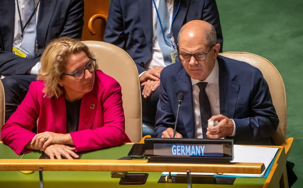 Bundeskanzler Olaf Scholz nimmt zusammen mit Bundesentwicklungsministerin Svenja Schulze in New York an der Konferenz über den Stand der Nachhaltigkeitsziele der Vereinten Nationen teil. - Foto: Michael Kappeler/dpa