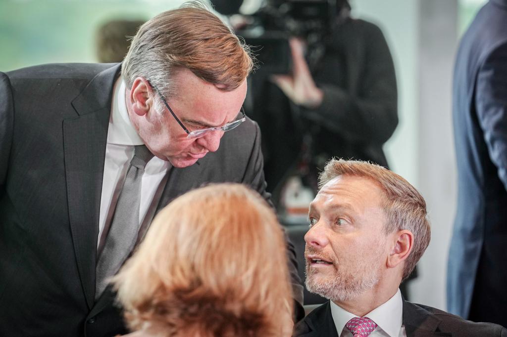 Verteidigungsminister Boris Pistorius und Finanzminister Christian Lindner (r) während einer Sitzung des Bundeskabinetts im Kanzleramt (Archivbild). - Foto: Kay Nietfeld/dpa