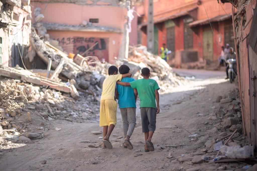 Trümmer säumen die Straßen in der vom Erdbeben beschädigten Stadt Amizmiz außerhalb von Marrakesch. - Foto: Mosa'ab Elshamy/AP/dpa
