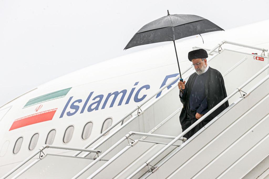 Irans Präsident Ebrahim Raisi bei seiner Ankunft in New York. Raisi nimmt dort an der UN-Generalversammlung teil. - Foto: -/Iranian Presidency/dpa