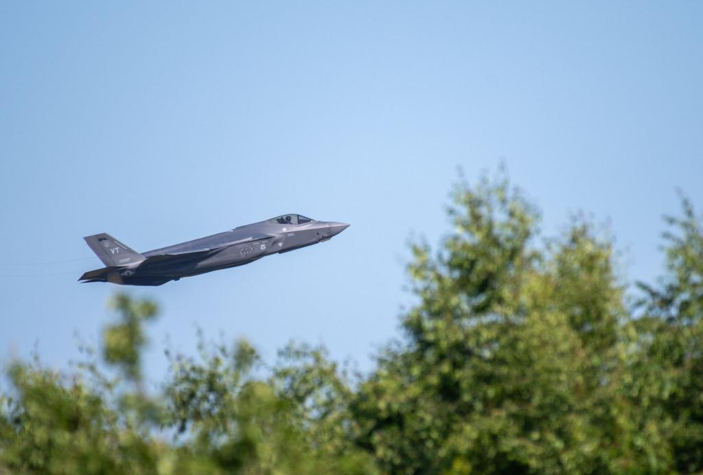 Ein Kampfflugzeug vom Typ F-35 startet von der US-Air Base Spangdahlem. Ein solcher Kampfjet verschwand im US-Bundesstaat South Carolina, nachdem sich der Pilot aufgrund einer «Panne» mithilfe des Schleudersitzes gerettet hatte. - Foto: Harald Tittel/dpa