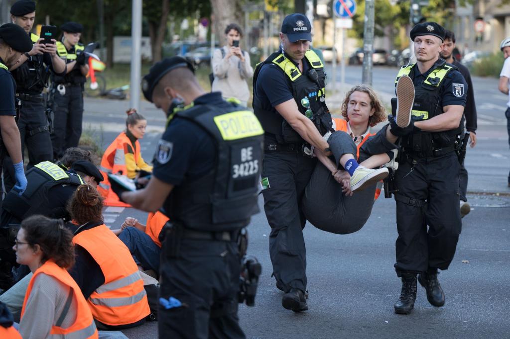 Die Polizei ist mit 500 Beamten im Einsatz. Hier werden Aktivisten der Letzten Generation vom Mehringdamm in Berlin weggetragen. - Foto: Sebastian Christoph Gollnow/dpa