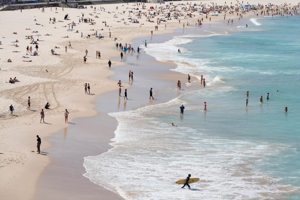 Menschen suchen Abkühlung am Bondi Beach in Sydney. - Foto: Rick Rycroft/AP