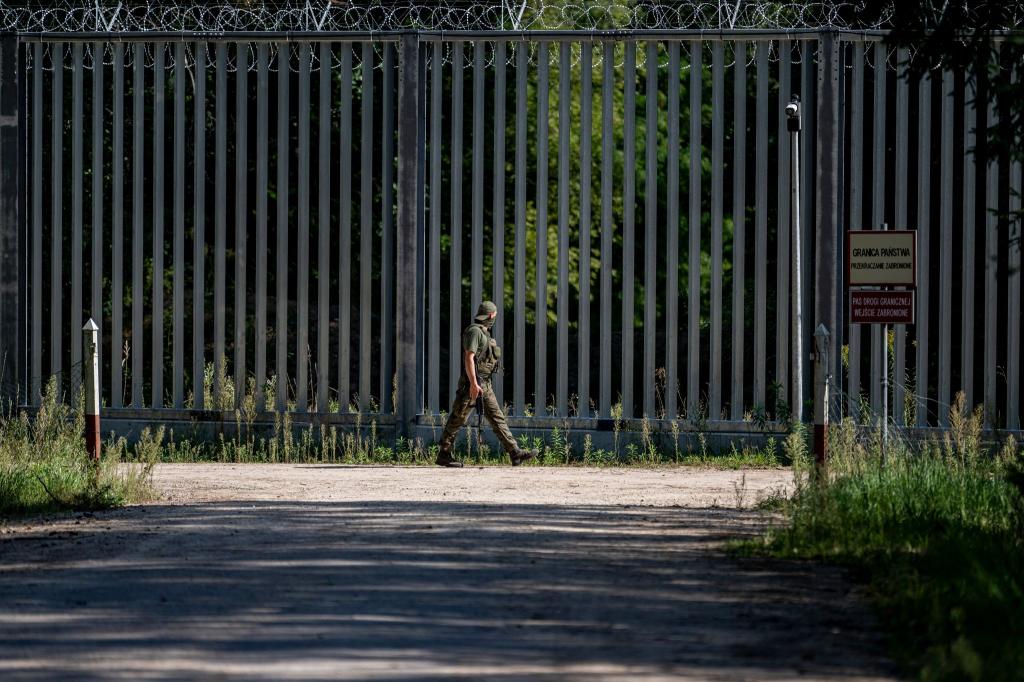 An der EU-Außengrenze zum Nachbarland Belarus hat Polen einen 5,5 Meter hohen Metallzaun mit Bewegungsmeldern und Nachtsichtkameras errichtet. Eine Affäre um mutmaßliche Korruption bei der Visavergabe bringt die PiS in Bedrängnis. - Foto: Fabian Sommer/dpa