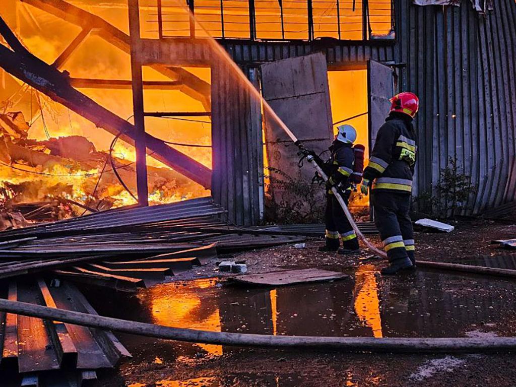 Rettungskräfte bei Löscharbeiten nach einem russischen Luftangriff auf die westukrainische Stadt Lwiw. - Foto: ---/Ukrainian Emergency Service/AP/dpa