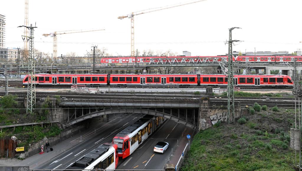 Das bundesweit einheitliche Deutschlandticket könnte 2024 teurer werden. - Foto: Roberto Pfeil/dpa