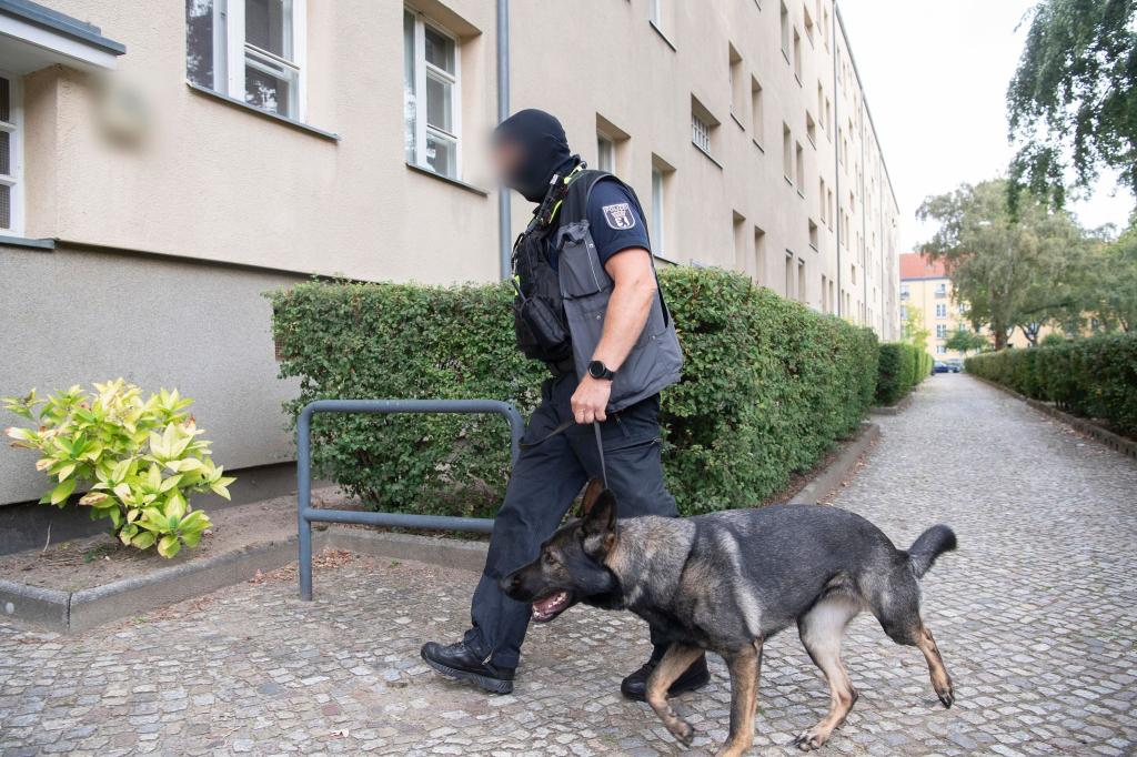 Einsatzkräfte der Polizei führen eine Razzia gegen eine Neonazi-Gruppe in Berlin-Alt-Hohenschönhausen durch. - Foto: Paul Zinken/dpa